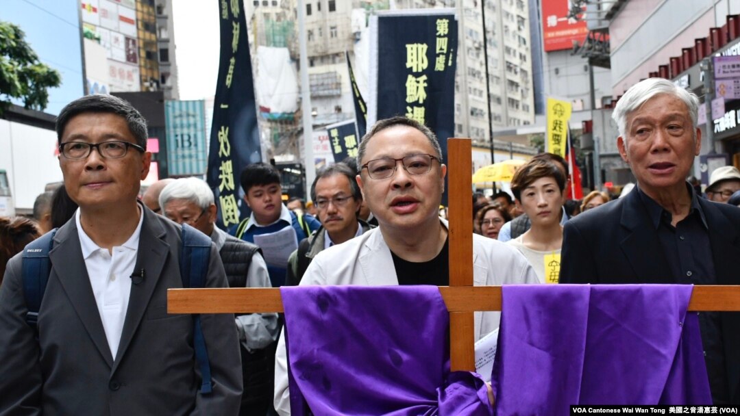 Pendiri gerakan Payung 2014, dari kiri: Chan Kin Man, Benny Tai dan Pendeta Chu Yiuming, saat memimpin warga Hong Kong berunjuk rasa dengan turun ke jalanan kota tersebut. (Photo: VOA Iris Tong/dok)