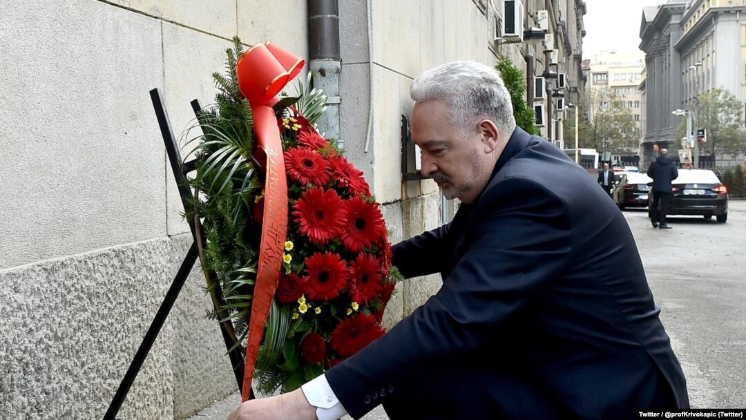 Crnogorski premijer Zdravko Krivokapić odaje poštu prvom demokratski izabranom premijeru Srbije ubijenom 2003. godine. (Foto: Twitter / @profKrivokapic)