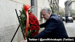 Crnogorski premijer Zdravko Krivokapić odaje poštu prvom demokratski izabranom premijeru Srbije ubijenom 2003. godine. (Foto: Twitter / @profKrivokapic)