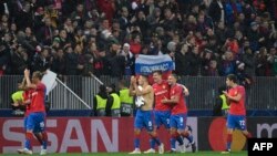 Para pemain CSKA Moscow menyapa para pendukungnya setelah laga Grup G Piala Liga Champions antara CSKA Moscow melawan Real Madrid di Stadion Luzhniki, Moscow, 2 Oktober 2018. 