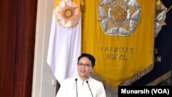 Menteri Luar Negeri Retno LP Marsudi memberikan sambutan sebelum membuka seminar Bandung Conference And Beyond di UGM, 10 April 2015 (Foto: VOA/Munarsih).