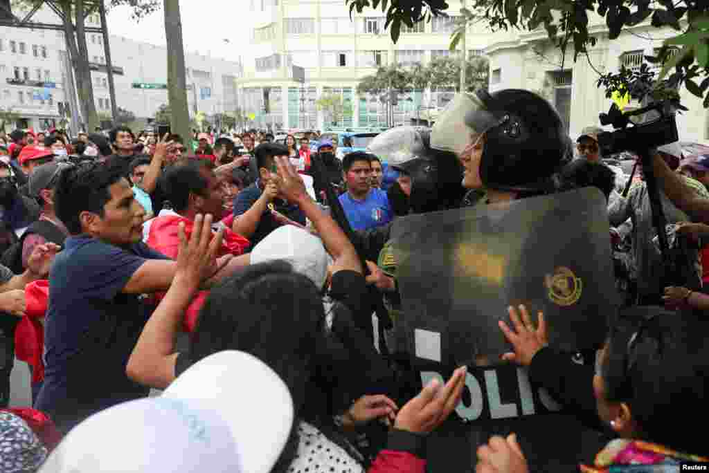 Manifestantes chocan con policías durante una protesta exigiendo elecciones presidenciales y el cierre del Congreso después de que el derrocado líder peruano Pedro Castillo fuera detenido en una prisión policial tras su destitución, en Lima, Perú, el 8 de diciembre de 2022. REUTERS/Sebastian Castaneda