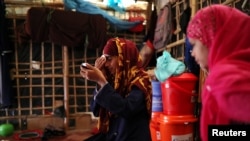 Formin Akter, seorang gadis pengungsi Rohingya, mengenakan kosmetik sebelum berangkat ke Chitttagong untuk bersekolah di Asian University for Women di Cox’s Bazar, Bangladesh, 24 Agustus 2018 (foto: Reuters/Mohammad Ponir Hossain)