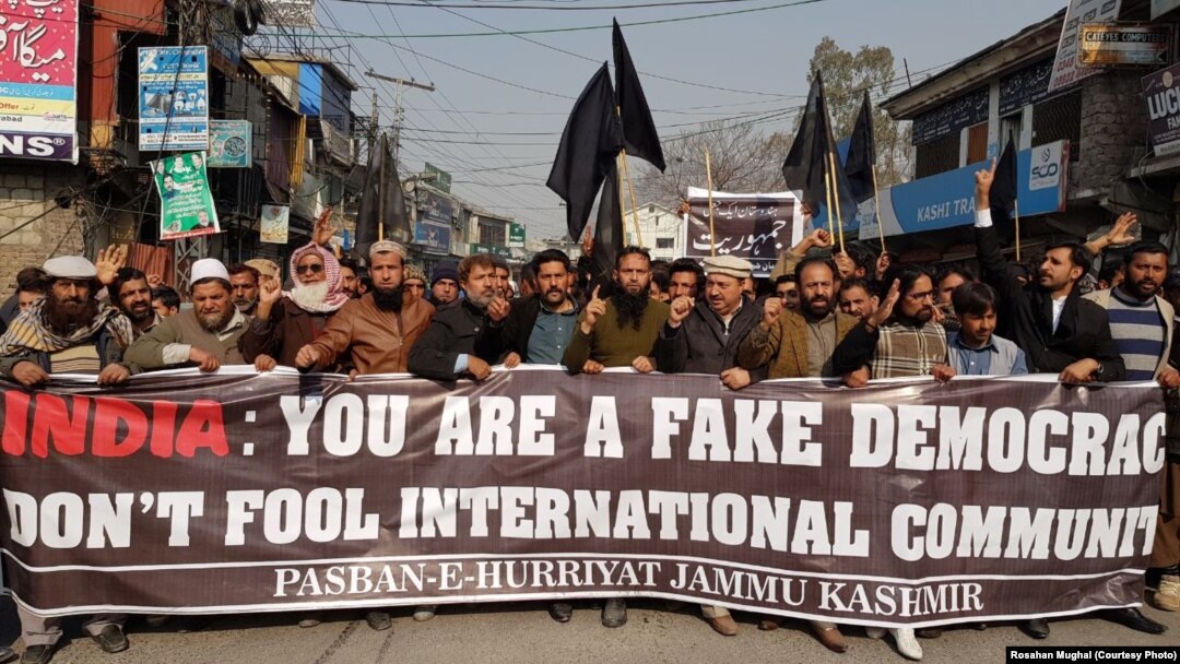 پاکستانی زیر انتظام کشمیر کے شہر مظفر آباد میں بھارتی یوم جمہوریہ کے خلاف کشمیریوں کا مظاہرہ۔ 26 جنوری 2018