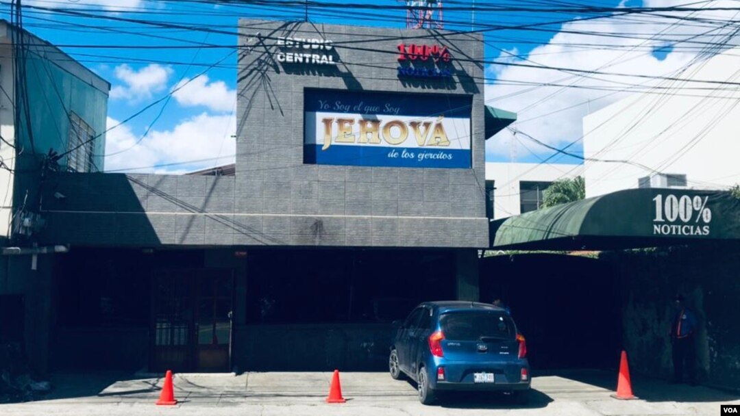 Verónica Chávez asegura que las instalaciones de 100% Noticias en Nicaragua siguen vigiladas por las fuerzas de seguridad del gobierno.