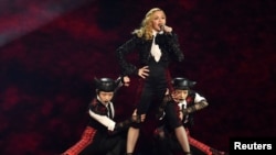 Penyanyi Madonna saat tampil pada acara BRIT music awards di O2 Arena, Greenwich, London (foto: dok). 