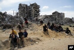 Warga Palestina menunggu bantuan kemanusiaan dijatuhkan oleh Angkatan Udara AS di Kota Gaza, Jalur Gaza, pada Sabtu, 9 Maret 2024. (Foto: AP)