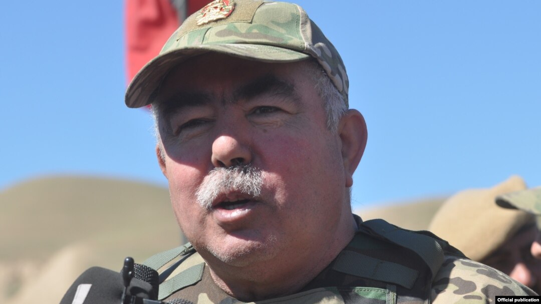 “Askarlarning boshini tanasidan judo qilish ishini amalga oshirishga bu yerdagi jangarilarning aqli yetmaydi. Ular xorijiy maslahatchilari bilan aloqada",- deydi vitse-prezident, General Do'stum
