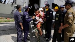 A child injured in Saturday’s earthquake, is carried by a Nepalese soldier after being evacuated in an Indian Air Force helicopter at the airport in Kathmandu, Nepal, April 27, 2015.