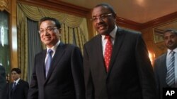 Chinese Premier Li Keqiang, left, is welcomed by Ethiopian Premier Hailemariam Desalegn at the Ethiopian Presidential Palace, in Addis Ababa, Ethiopia, May 4, 2014. 