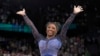 Simone Biles, de Estados Unidos, celebra después de actuar en el ejercicio de suelo durante la final general de gimnasia artística femenina en el Bercy Arena en los Juegos Olímpicos de Verano de 2024, el jueves 1 de agosto de 2024, en París, Francia. (Foto AP/Charlie Riedel)