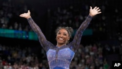 Simone Biles, de Estados Unidos, celebra después de actuar en el ejercicio de suelo durante la final general de gimnasia artística femenina en el Bercy Arena en los Juegos Olímpicos de Verano de 2024, el jueves 1 de agosto de 2024, en París, Francia. (Foto AP/Charlie Riedel)