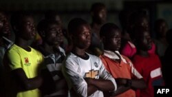 Les gens regardent le documentaire "Number 12" par le journaliste d'investigation Anas Aremeyaw Anas au sujet de l'ancien président de la Ghanian Football Association (GFA), Kwesi Nyantakyi, à Accra, le 10 juin 2018.