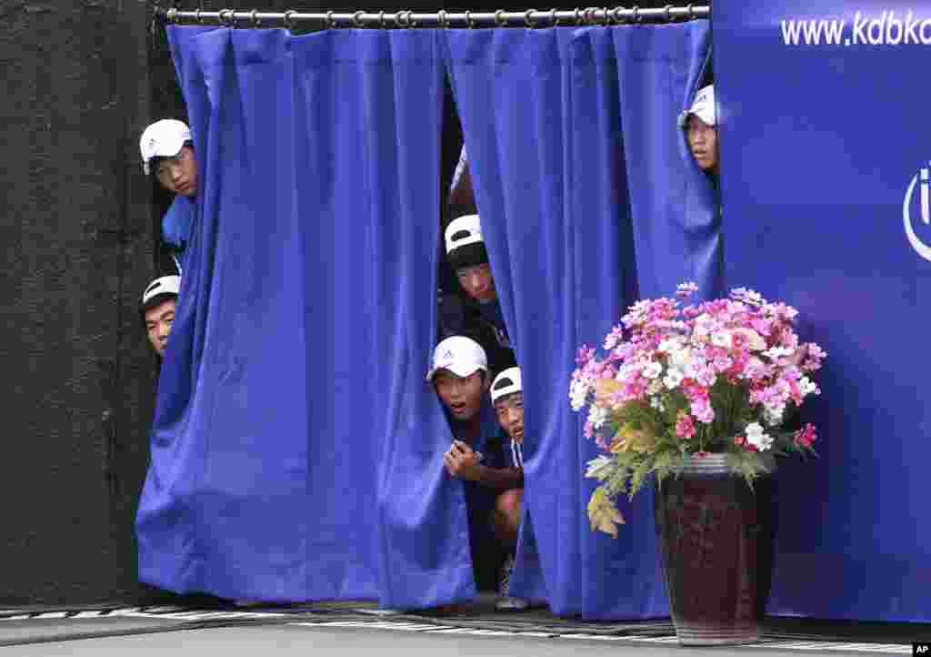 Ball boys watch the semifinal match between Italy&#39;s Francesca Schiavone and Russia&#39;s Anastasia Pavlyuchenkova at the Korea Open tennis championships in Seoul, South Korea.