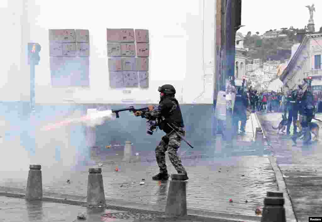 La policía antidisturbios choca con los manifestantes durante las protestas.