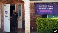 Seorang petugas membuka pintu Klinik Kesehatan untuk Perempuan di Fort Worth, Texas, 1 September 2021. (AP Photo/LM Otero)