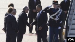 ປະທານາທິບໍດີ ສະຫະລັດ ທ່ານ Barack Obama (ຂວາ) ໄດ້ຮັບການຮັບຕ້ອນຈາກ ລັດຖະມົນຕີຕ່າງປະເທດ ເນເທີແລນ ທ່ານ Frans Timmermans (ຊ້າຍ)