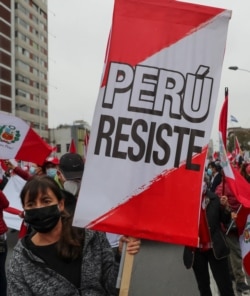 Manifestantes marchan para exigir la renuncia del recién electo presidente de Perú Castillo en Lima, el 15 de agosto de 2021.