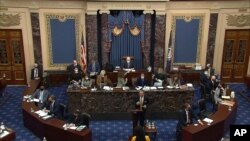 En esta imagen del video, Michael van der Veen, abogado del expresidente Donald Trump, habla durante el segundo juicio político de Trump en el Senado en el Capitolio de EE.UU. en Washington, el viernes 12 de febrero de 2021 (Televisión del Senado vía AP)