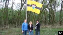 Zastava "Liberlanda" na ničijoj zemlji izmedju Srbije i Hrvatske.1. maj, 2015.