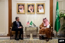 Menteri Luar Negeri AS Antony Blinken (kiri) bertemu dengan Menteri Luar Negeri Saudi Pangeran Faisal bin Farhan di Riyadh pada 14 Oktober 2023. (Foto: AFP)