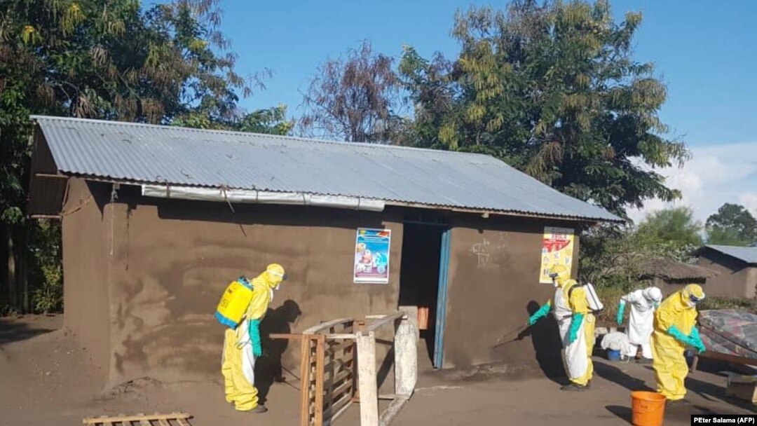 Abakozi mu gisata c'amagara y'abantu bariko barapompa ku rugo rw'uwanduye Ebola, mu buseruko bwa RDC. Hari kw'itariki ya 27 y'ukwezi kwa cumi na kabiri, 2018.