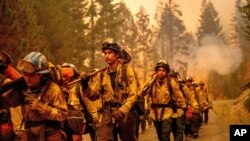 Los bomberos de Cal Fire luchan contra el incendio Dixie cerca de Prattville en el condado de Plumas, California, el viernes 23 de julio de 2021 (AP Photo / Noah Berger).