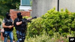 La police lance des recherches à Saint-Etienne-du-Rouvray, Normandy, France, après l'attaque d'un prêtre, le 26 juillet 2016. 