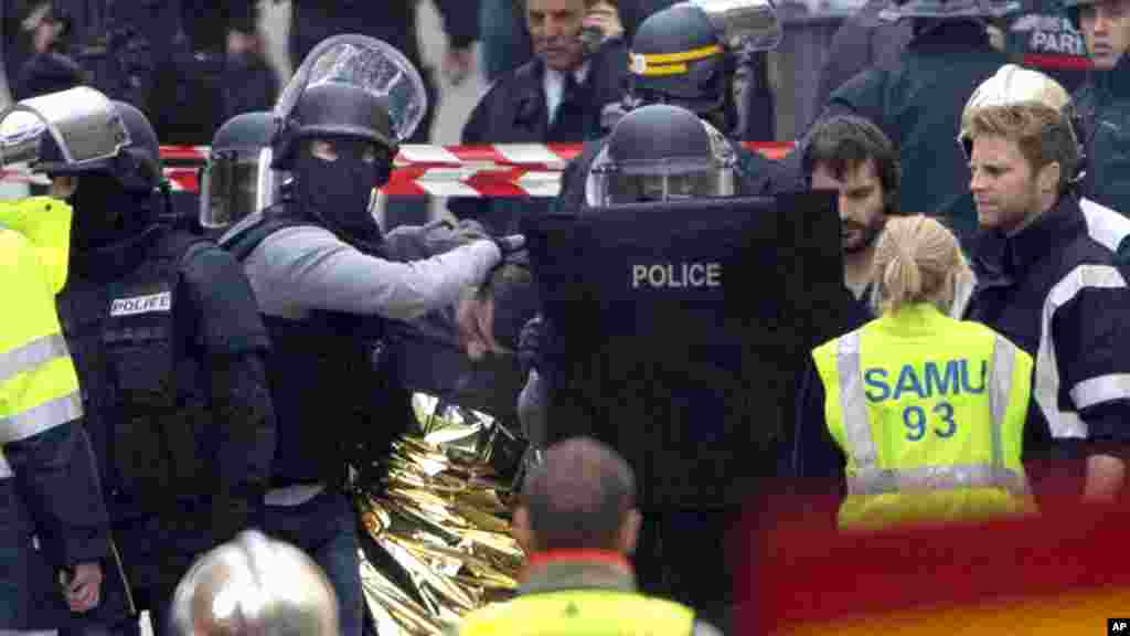 Un homme arrêté par des policiers en cagoules à Saint-Denis, près de Paris, 18 novembre 2015