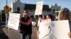 Sejumlah aktivis pendukung hak-hak aborsi berdemonstrasi di Tucson, Arizona, 14 Mei 2022. (Foto: Rebecca Noble/Reuters)