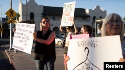 Sejumlah aktivis pendukung hak-hak aborsi berdemonstrasi di Tucson, Arizona, 14 Mei 2022. (Foto: Rebecca Noble/Reuters)