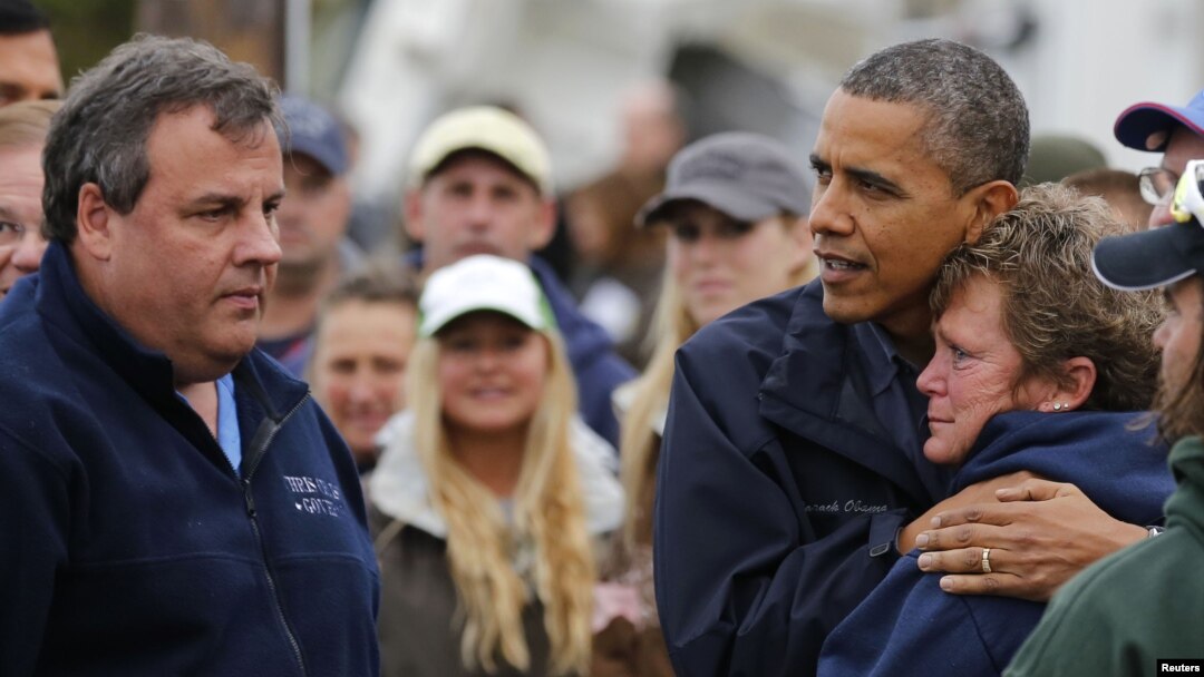 Tổng thống Obama an ủi bà Donna Vanzant, cư dân khu vực Brigantine, New Jersey bị ảnh hưởng nặng nề vì bão Sandy, ngày 31/10/2012.