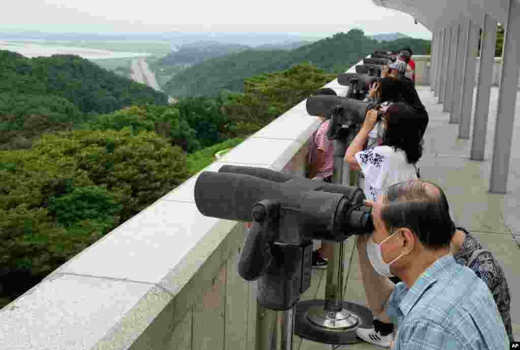 한국 파주 통일전망대에서 방문객들이 북한 지역을 보고 있다.