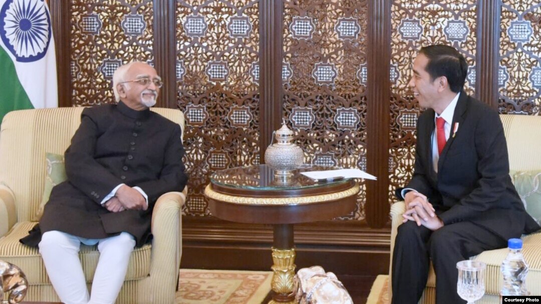 Presiden Indonesia Joko Widodo menerima kunjungan kehormatan Wapres India Mohammad Hamin Ansari (kiri) di The Leela Palace Hotel, New Delhi, India, Senin petang 12/12 (Foto courtesy: Setpres RI).