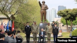 25일 서울 용산미군기지 미8군사령부에서 열린 워커장군동상 이전행사에서 빈센트 브룩스 한미연합사령관 겸 주한미군사령관을 비롯한 참석자들이 기념촬영을 하고 있다. 워커장군동상 이전을 시작으로 미8군사령부는 용산에서 평택으로 이전하게 된다.왼쪽부터 토머스 밴달 주한 미 8군사령관, 브룩스 사령관, 백선엽 예비역 대장.