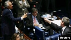 Senator Ronaldo Caiado (L) is seen discussing with Senator Lindberg Farias (R) during a final session of debate and voting on suspended president Dilma Rousseff's impeachment trial in Brasilia, Brazil, Aug. 25, 2016. 