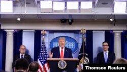  El presidente de los Estados Unidos, Donald Trump, mantiene una conferencia de prensa sobre la economía de los Estados Unidos en la Casa Blanca en Washington el 2 de julio del 2020