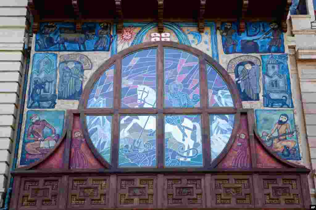 A window over the book store on Europe Square in Batumi. (Yuli Weeks/VOA)