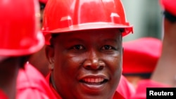 Le chef de file des Combattants pour la liberté économique, Julius Malema, assiste avec les membres de son parti à une séance parlementaire durant lequel le président Jacob Zuma a fait une adresse Nation au Cap, 12 février 2015.