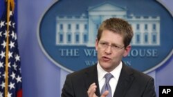ໂຄສົກຂອງທຳນຽບຂາວ ທ່ານ Jay Carney ແຈ້ງໃຫ້ຊາບ ໃນລະຫວ່າງການຖະແຫຼງຂ່າວຢູ່ທຳນຽບຂາວ ກ່ຽວກັບການທີ່ປະທານາທິບໍດີສະຫະລັດທ່ານບາຣັກ ໂອບາມາ ໄດ້ຕັດສິນໃຈ ດຳເນີນການລົງໂທດຕໍ່ລີເບຍ (25 ກຸມພາ 2011)