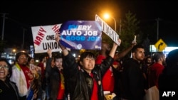 Članovi sindikata Ujedinjenih automobilskih radnika (UAW) ispred fabrike Forda u mestu Vejn, u saveznoj državi Mičigen (Foto: Matthew Hatcher/AFP)