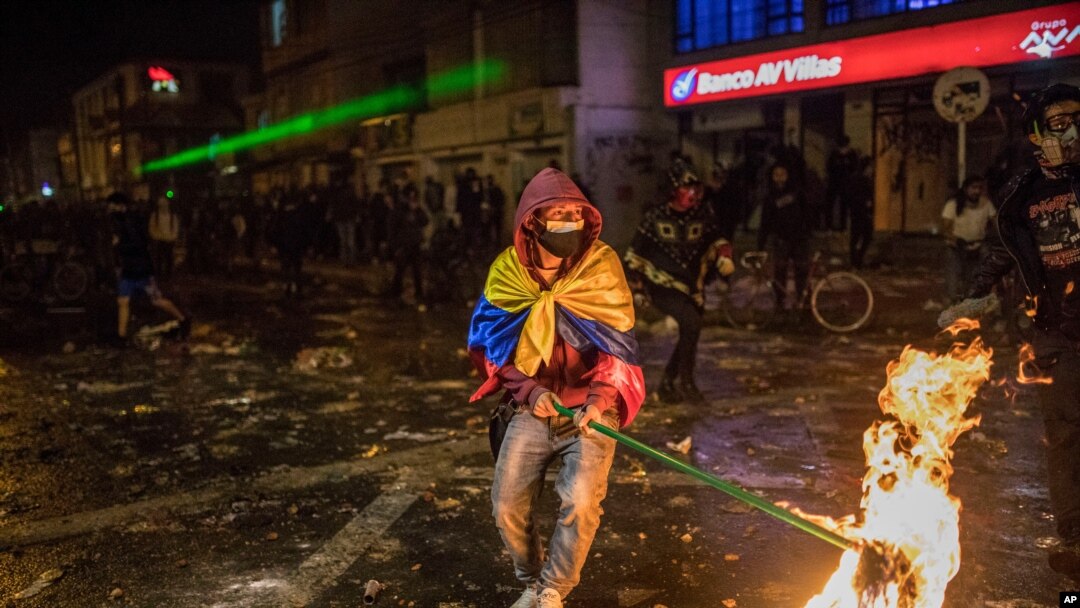 Manifestantes chocan con la policía durante las protestas provocadas por la muerte de un hombre, después de que fue detenido por la policía en Bogotá, el miércoles 9 de septiembre de 2020.[Archivo]