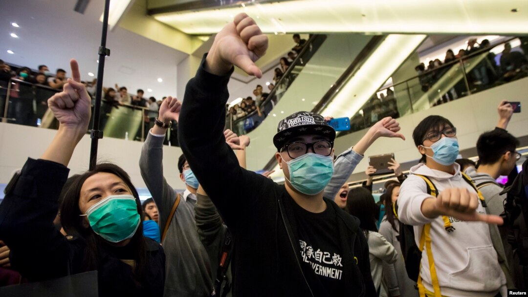 Para demonstran yang memprotes para pengunjung China daratan dalam sebuah demonstrasi di pusat perbelanjaan di Hong Kong (15/2). 