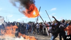 FILE: Rioters battle with Zimbabwean police in Harare, Monday, July, 4, 2016. 