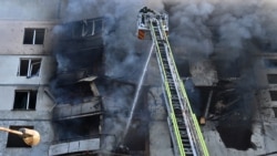 Para petugas SAR Ukraina sedang memadamkan api di gedung apartemen menyusul serangan rudal di Kharkiv di tengah invasi Rusia ke Ukraina, Minggu, 15 September 2024. (Foto: Sergey Bobok/AFP)