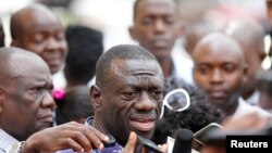 Uwutavuga rumwe n'ubutegetsi muri Uganda, Kizza Besigye atanga ikiganiro ku bamenyeshamakuru i Kampala, itariki 04/10/2016.