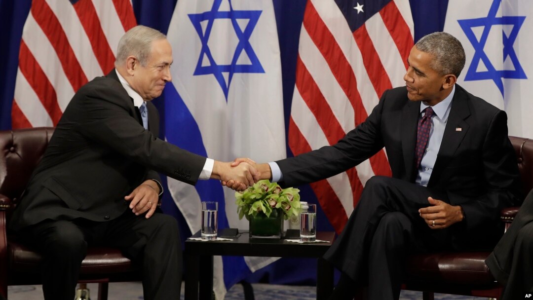 President Barack Obama shakes hands with Israeli Prime Minister Benjamin Netanyahu during a bilateral meeting at the Lotte New York Palace Hotel in New York, Sept. 21, 2016. 