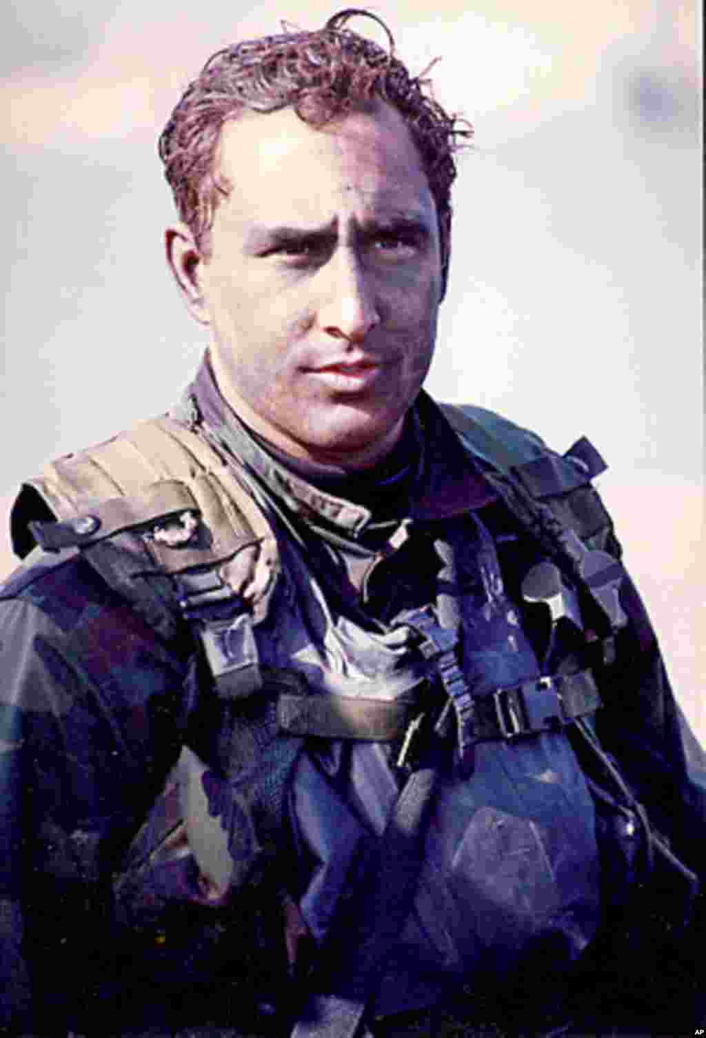 照片上是今年8月6日在阿富汗牺牲的美国海军海豹队员克里斯•坎贝尔。他与8名美军和另外8名阿富汗人乘坐的直升机被塔利班炮火击中而坠毁。