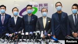 Anggota-anggota Partai Sipil, Jeremy Tam, Kwok Ka-ki, Alvin Yeung, Alan Leong, Dennis Kwok dan Tat Cheng menghadiri konferensi pers setelah 12 kandidat pro-demokrasi didiskualifikasi dari pencalonan untuk pemilihan umum ke legislatif di Hong Kong, 30 Juli, 2020.
