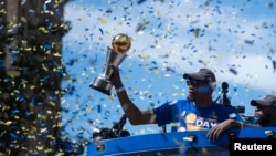 Bintang Golden State Warriors dengan trofi MVP NBA Final, Kevin Durant dalam parade di Oakland, California, Kamis (15/6).